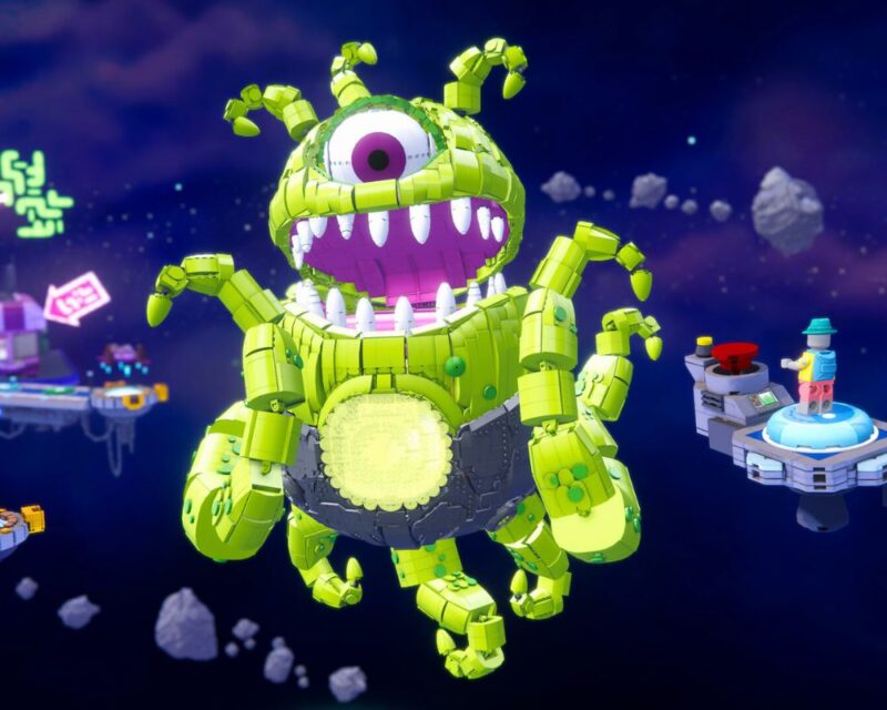 Na obrazku widzimy dużego, neonowo-zielonego kosmicznego potwora zbudowanego z klocków LEGO, dryfującego w przestrzeni kosmicznej. Stwór ma jedno ogromne oko, szeroko otwartą paszczę z białymi zębami i mnóstwo macek, z których każda zakończona jest pazurami. Jego brzuch emituje jasnożółte światło, jakby stanowił źródło energii lub broń. W tle unosi się kilka platform z innymi konstrukcjami i figurkami LEGO, a także asteroidy. Scena jest kolorowa, pełna humoru i dynamiczna – idealnie oddaje styl zabawnej przygody science fiction w świecie LEGO.