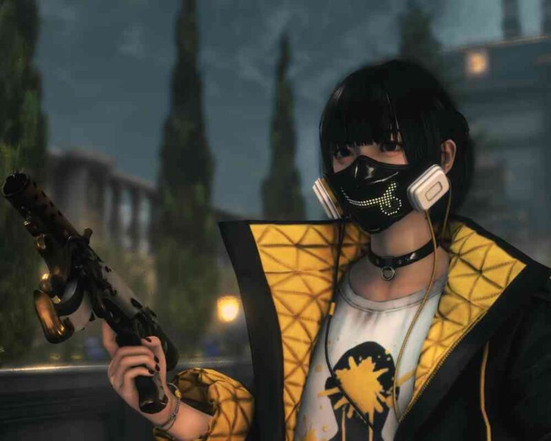 Postać z gry Killer Inn przedstawiona w stylu cyberpunkowym, z krótkimi czarnymi włosami, czarną maseczką z podświetlanym motywem czaszki oraz słuchawkami na szyi. Ubrana w czarno-żółtą kurtkę z geometrycznym wzorem wewnątrz i koszulkę z nadrukiem plamy farby. W ręku trzyma nietypowy, stylizowany pistolet. Scena rozgrywa się nocą w otoczeniu drzew i budynków.