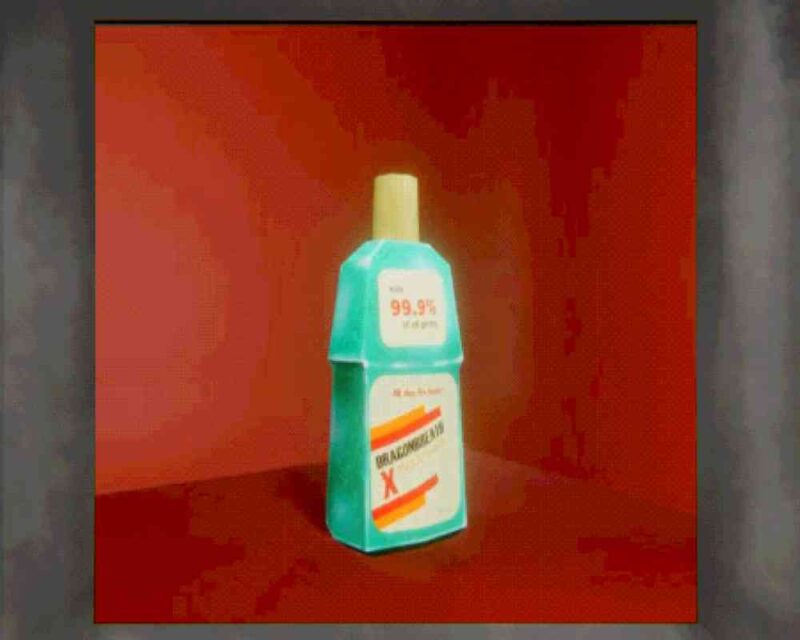 Zrzut ekranu z gry "Mouthwashing" przedstawiający butelkę płynu do płukania ust o nazwie „Dragonbreath X”, ustawioną na czerwonym tle. Na etykiecie widnieje informacja o skuteczności 99,9% oraz hasło reklamowe.