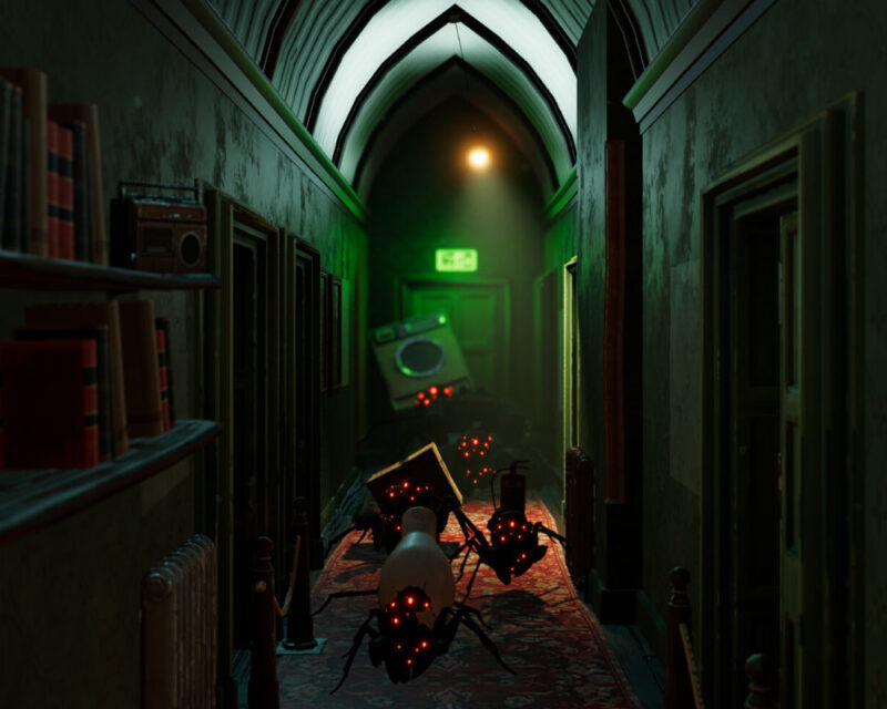 Obraz przedstawia długi, ciemny korytarz, który wydaje się być częścią starego budynku, być może hotelu lub biblioteki, ze względu na regały z książkami po lewej stronie. Oświetlenie w korytarzu jest bardzo nastrojowe i składa się głównie z zielonkawego światła, które rzuca upiorne cienie, oraz kilku pojedynczych, jaskrawych źródeł światła, takich jak lampa na końcu korytarza. Podłoga wyłożona jest czerwonym, wzorzystym dywanem, a ściany są w odcieniach ciemnej zieleni i szarości, co dodaje miejscu ponurego charakteru. Wzdłuż ścian widać kaloryfery i szereg drzwi, z których niektóre są otwarte, ukazując ciemne wnętrza pokoi. Na pierwszym planie, na dywanie, znajdują się trzy dziwne stworzenia przypominające pająki. Mają one świecące na czerwono punkty, które wyglądają jak oczy lub źródła światła, a ich korpusy są ciemne, o nieregularnych kształtach. Jeden z nich, znajdujący się najbliżej widza, wydaje się mieć jasny, zaokrąglony korpus. Na końcu korytarza widać obiekt przypominający starą pralkę lub inny duży sprzęt AGD, również oświetlony zielonym światłem, a nad nim znak wyjścia. Całość kompozycji, wraz z kolorystyką i obecnością tych dziwnych stworzeń, tworzy atmosferę grozy i tajemnicy, sugerując, że scena pochodzi z gry komputerowej lub filmu z gatunku horroru.