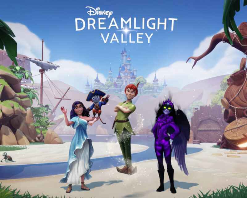 Obraz przedstawia postacie z gry "Disney Dreamlight Valley" na tle baśniowego krajobrazu. W centrum obrazka, pośrodku, znajduje się Piotr Pan, w zielonym stroju, ze skrzyżowanymi ramionami, lekko unoszący się nad ziemią, otoczony błyszczącymi iskierkami. Po jego lewej stronie (patrząc od odbiorcy) stoi kobieta o ciemnych włosach, w jasnoniebieskiej sukni, z uniesionymi dłońmi, jakby coś prezentowała lub witała. Obok niej, na jej ramieniu, siedzi mała, niebieska postać w kapeluszu i stroju pirata, przypominająca małpkę. Po prawej stronie Piotra Pana stoi ciemna, fioletowo-czarna postać ze skrzydłami i rogami, wyglądająca na antagonistę. W tle widać duży, bajkowy zamek z wieżyczkami, na wzór zamku Disneya. Poniżej zamku rozciąga się piaszczysta plaża z rzeką lub strumieniem, a po bokach widoczne są elementy tropikalnego krajobrazu, takie jak palmy i drewniane konstrukcje, w tym część statku lub tratwy po lewej stronie i duży pień drzewa po prawej. Całość utrzymana jest w jasnej, kreskówkowej stylistyce, z błękitnym niebem i kilkoma chmurami. W lewym dolnym rogu obrazka widać małego, zielonego stworka.