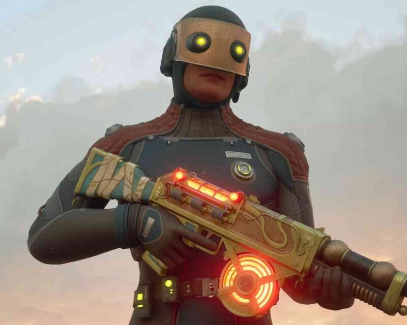 Postać z gry "The Outer Worlds 2" ubrana w futurystyczny pancerz i hełm z podświetlanymi oczami trzyma stylizowaną broń energetyczną z jasno świecącymi elementami. Całość utrzymana w retrofuturystycznym stylu charakterystycznym dla serii, na tle jasnego nieba.