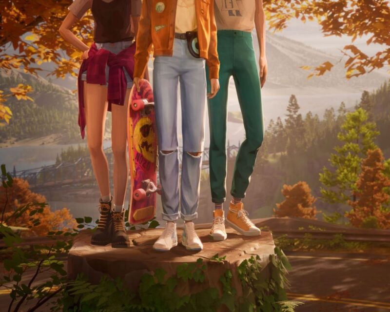 Na obrazku widzimy trzy postacie stojące na pniu drzewa, uchwycone od pasa w dół. Każda z nich ma charakterystyczny styl ubioru – z lewej osoby w krótkich spodenkach i ciężkich butach, pośrodku postaci w podartych dżinsach trzymającej kolorową deskorolkę, a z prawej osoby w zielonych spodniach i sportowych sneakersach. Tło ukazuje malowniczy, jesienny krajobraz z górskim jeziorem, lasami w złoto-pomarańczowych barwach i mostem rozciągającym się przez dolinę. Scena emanuje nostalgią, młodzieńczą energią i atmosferą przygody, idealnie pasującą do narracyjnej gry osadzonej w latach 90. lub 2000., skupionej na przyjaźni, dojrzewaniu i wspólnych przeżyciach.