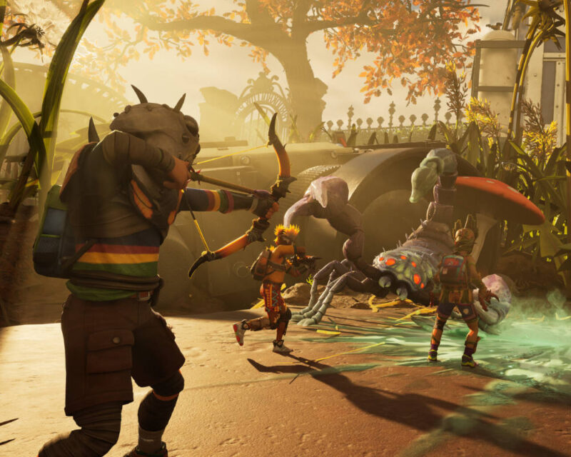 Zdjęcie przedstawia scenę z gry wideo, prawdopodobnie utrzymaną w konwencji survivalu lub przygodowej akcji, gdzie postacie są zmniejszone do rozmiarów owadów, a otoczenie staje się gigantycznym "ogrodem" lub "podwórkiem". Na pierwszym planie, po lewej stronie, widzimy postać gracza (lub jednego z bohaterów) w widoku zza pleców, celującą z łuku. Postać ubrana jest w improwizowany strój z materiałów przypominających liście, kolce i sznurki, co sugeruje rękodzieło i przystosowanie do otoczenia. Ma na sobie plecak. W centralnej części obrazka, po prawej od łucznika, znajduje się druga postać biegnąca w stronę dużego stworzenia. Ta postać również jest ubrana w stroje z improwizowanych materiałów. Na prawo od tej postaci, nieco z tyłu, stoi trzecia postać, obserwująca sytuację. Głównym zagrożeniem na zdjęciu jest duży, zmutowany lub gigantyczny insekt przypominający skorpiona lub pajęczaka, o fioletowo-szarym pancerzu i świecących na czerwono oczach lub elementach. Stwór ten wydaje się atakować, a pod nim widać zieloną, toksyczną substancję lub efekt ataku, która rozprzestrzenia się na ziemi. Tło obrazka jest jasne, sugerujące słoneczny dzień. Widać tam gigantyczne rośliny, takie jak kukurydza (po prawej), duże liście i krzewy. Na horyzoncie majaczą elementy ludzkiego otoczenia, takie jak ogrodzenie lub budynek, co podkreśla skalę zmniejszonych postaci. Dominują ciepłe kolory jesieni – odcienie pomarańczowego, brązu i zieleni. Całość daje wrażenie dynamicznej akcji i walki o przetrwanie w niebezpiecznym, ale fascynującym świecie.