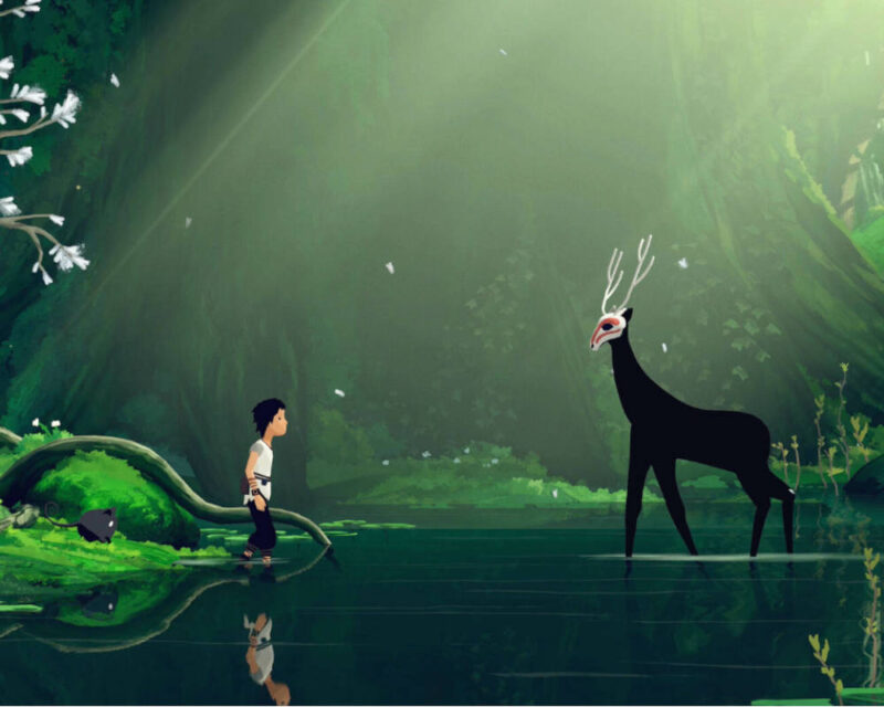 Ten obrazek przedstawia stylizowaną scenę, która wygląda jak kadr z animacji lub gry wideo, utrzymaną w konwencji fantasy. Głównymi elementami obrazu są: Postać ludzka: Po lewej stronie, w płytkiej wodzie, stoi młody chłopiec lub mężczyzna. Ma ciemne włosy, ubrany jest w jasną koszulę i ciemne spodnie. Jego poza sugeruje zaciekawienie lub ostrożność, patrząc w prawo. Dziwne stworzenie: Po prawej stronie, również stojące w wodzie, znajduje się wysokie, smukłe stworzenie przypominające jelenia lub łosia. Jego sierść jest ciemna, niemal czarna, a na głowie ma rozłożyste, białe poroże oraz maskę przypominającą czaszkę lub ozdobne nakrycie. To stworzenie wydaje się spokojne i majestatyczne. Otoczenie: Scena rozgrywa się w bujnym, zielonym lesie lub dżungli. Tło jest gęste od roślinności, dominują odcienie zieleni. Widać wysokie drzewa i liany. Pomiędzy drzewami przebija się jasne światło, tworząc efekt mgły lub promieni słonecznych, co nadaje scenie eteryczny i magiczny nastrój. Woda: Na pierwszym planie znajduje się tafla wody, która doskonale odbija postacie i część otoczenia, tworząc symetryczne odbicia. Woda jest ciemnozielona, co sugeruje głębokość lub obecność roślinności wodnej. Elementy dekoracyjne: Na lewym brzegu widać gałęzie z białymi kwiatami, a w powietrzu unoszą się drobne, białe płatki lub iskierki, co wzmacnia poczucie magii i lekkości. Obok chłopca, na brzegu, widoczna jest mała, ciemna sylwetka przypominająca gryzonia lub podobne zwierzę. Całość obrazu jest utrzymana w łagodnych, ale nasyconych barwach, z dominacją zieleni i akcentami bieli. Styl graficzny jest prosty, ale elegancki, z dużą dbałością o detale w roślinności i refleksach wodnych. Scena emanuje spokojem, tajemniczością i poczuciem spotkania z czymś niezwykłym.