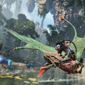 Na grafice widać postać Na'vi lecącą na ikranie nad taflą wody na tle lasu.