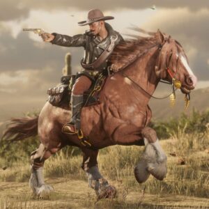 Mężczyzna w kowbojskim stroju jedzie na dużym koniu, trzymając wyciągnięty rewolwer. W tle widać pustynny krajobraz z górami.