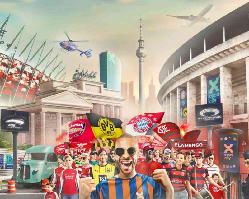 Grafika promocyjna z gry Copa City prezentująca tłum kibiców znanych światowych klubów piłkarskich na tle ikonicznych stadionów i zabytków z różnych miast, zapowiadająca globalne rozgrywki i atmosferę wielkiego święta futbolu.