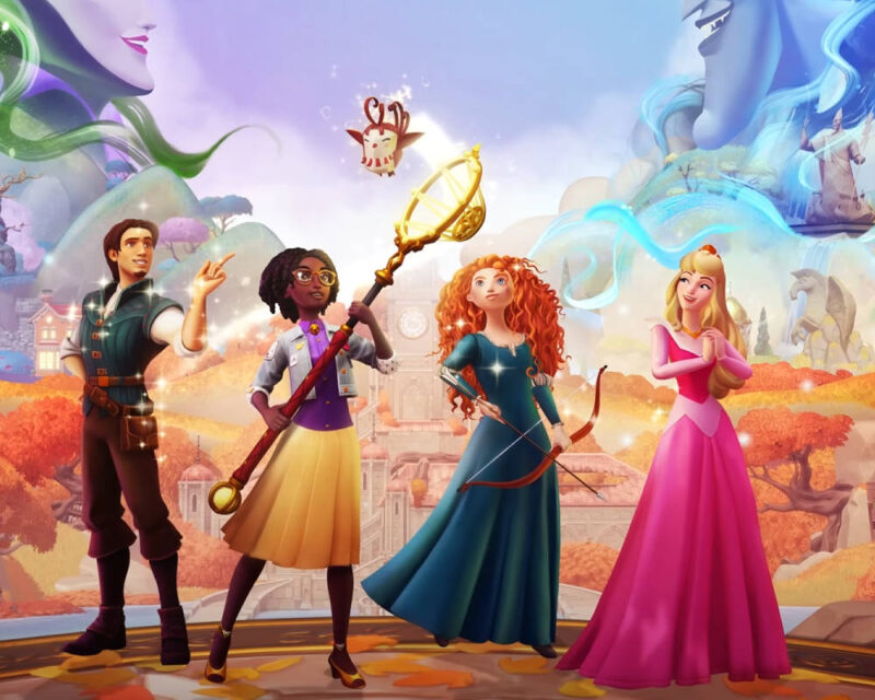 Na obrazku widzimy cztery postacie stojące na tle fantastycznego, kolorowego krajobrazu. Od lewej strony znajduje się młody mężczyzna w zielonej tunice, brązowych spodniach i butach, z paskiem z sakiewką. Ma ciemne włosy i gestykuluje prawą ręką. Obok niego stoi ciemnoskóra kobieta w okularach, fioletowym swetrze, białej koszuli i żółtej spódnicy. Trzyma w ręku długą laskę zakończoną świecącym, złotym elementem. Nad jej głową unosi się mała, latająca, czerwona istota z małymi skrzydełkami. Następnie widzimy rudowłosą kobietę w ciemnoturkusowej sukni. Trzyma łuk i strzałę. Po prawej stronie stoi kobieta w długiej, różowej sukni, z długimi blond włosami. Ma złączone dłonie na wysokości klatki piersiowej. W tle rozciąga się krajobraz z elementami architektonicznymi przypominającymi zamki i wieże zegarowe, jesiennymi drzewami w odcieniach pomarańczu i czerwieni, oraz wzgórzami. Na górze obrazu, po lewej i prawej stronie, widać fragmenty dwóch dużych, stylizowanych twarzy lub postaci, które wydają się być częścią tła lub nieba. Całość ma baśniowy i magiczny charakter.