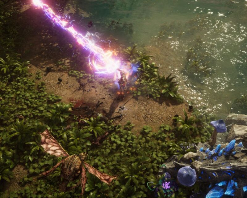 zrzut ekranu z gry Last Epoch, widzimy dżunglę i kawałek morza/oceanu z rzutu izometrycznego, na środku obrazka postać w zbroi unosi rękę i czaruje, z jej dłoni wychodzi ogromny promień fioletowo-czerwonej energii, w prawym dolnym rogu widzimy kamienie pokryte niebieskimi grzybami i kryształami, w lewym dolnym rogu widzimy ogromnego, zmutowanego owada ze skrzydłami, Krafton kupił Eleventh Hour Games, twórców Last Epoch