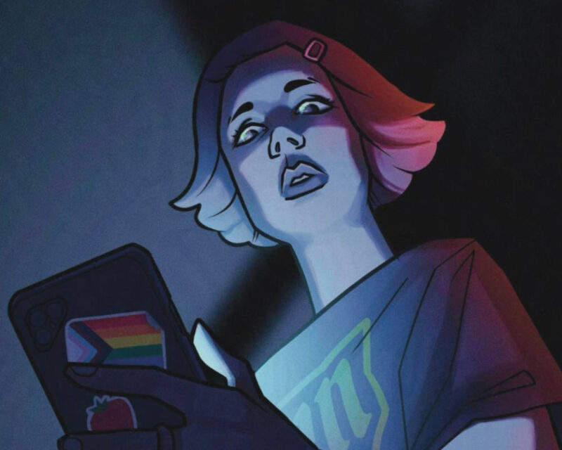 Obraz przedstawia cyfrowy rysunek kobiety o jasnej karnacji, która patrzy w górę, poza kadr, z szeroko otwartymi oczami i ustami. Włosy kobiety są krótkie, z jasnoróżowymi pasemkami, i ułożone w charakterystycznego boba. Oświetlenie sceny jest niebieskawe, co nadaje obrazowi chłodny, mroczny nastrój. Kobieta trzyma w dłoni czarny smartfon z etui ozdobionym naklejką w tęczowych kolorach. Na jej palcach widać czarny lakier do paznokci. Nosi szary t-shirt z zielonym napisem, którego nie da się w pełni odczytać. Tło jest ciemne i niewyraźne.