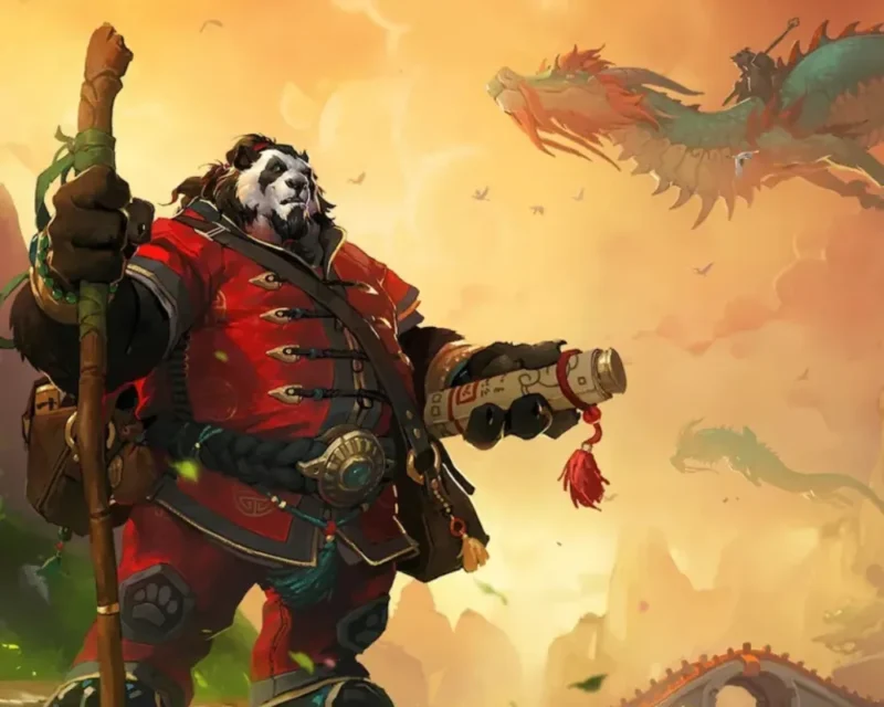 Ilustracja przedstawiająca pandarena w czerwonej szacie z laską i zwojem w rękach na tle smoków i górskich krajobrazów, promująca dodatek World of Warcraft: Mists of Pandaria Classic.