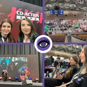 Kolaż zrobiony ze zdjęć na CD Action Expo, Kasika i Natalia na ściance, grające w grę, Mateusz Witczak na scenie z Jędrzejem Bursztą i Dżedajką, panorama hali. Na środku logo Grajmerek (oko na fioletowym tle)