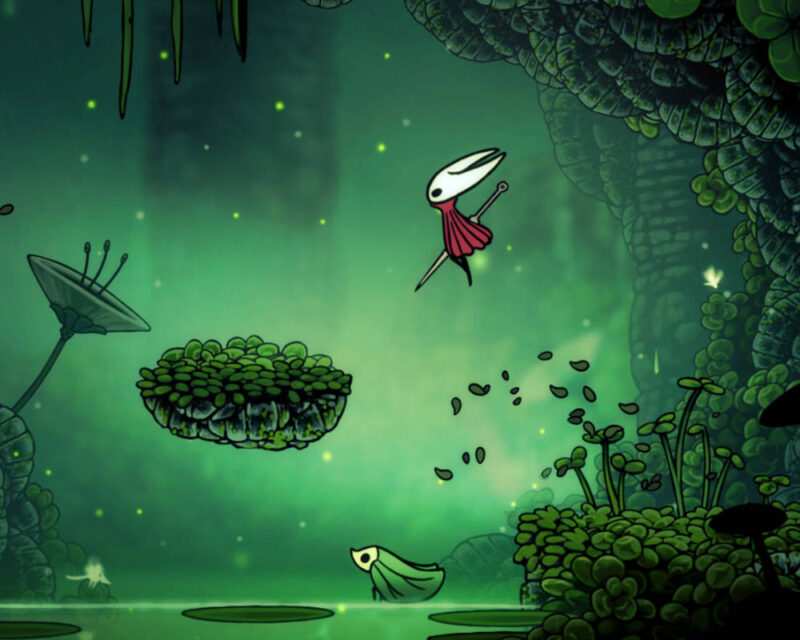 Ten obrazek przedstawia postać z gry wideo Hollow Knight: Silksong. Główną bohaterką jest Hornet, która ma na sobie czerwoną tunikę i białą maskę. Ma długą igłę, która zwisa z jej prawej dłoni. Widać ją w powietrzu, skaczącą nad zielonym, mokradłowym krajobrazem. Środowisko jest gęste i zielone, z różnymi rodzajami roślinności. Na pierwszym planie widać zielone liście, przypominające koniczynę, oraz liliowe liście unoszące się na wodzie, która odbija światło. W tle widoczne są zwisające pnącza oraz kamienne formacje pokryte mchem. Druga postać, ubrana w zielony płaszcz i duży kapelusz, leży na liściu unoszącym się na wodzie. Cała scena jest oświetlona przez małe, jasnożółte robaczki, które unoszą się w powietrzu, dodając atmosfery i magicznego klimatu. Styl graficzny jest ręcznie rysowany, z drobnymi detalami i miękkimi liniami. Kolory są nasycone, a cała kompozycja emanuje spokojem, mimo że to gra akcji.