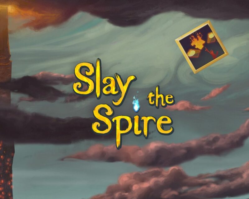 grafika przedstawia obrazek promujący grę Slay the Spire, widzimy na nim niebo i chmury, przed nimi na pierwszym planie tytuł gry: Slay the Spire z niebieskim płomieniem zamiast kropki nad i, po lewej stronie obrazka widać fragment iglicy pnący się w górę, slay the spire poradnik osiągnięcia, w prawym górnym rogu obrazka jest też widoczny mały kwadrat ze złotą obwódką, symbolizujący jedno z osiągnięć, w środku kwadratu widzimy czerwoną postać wskazującą palcem, nad nią wiszą trzy karty, ta środkowa płonie