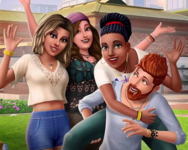Na obrazku widoczna jest grupa czterech cyfrowych postaci w stylu graficznym The Sims Mobile. Postacie są radosne i wykonują gesty machania rękami. Na pierwszym planie, po prawej stronie, jest rudowłosy mężczyzna z brodą, ubrany w jasnoniebieską koszulę. Jest on przytulany od tyłu przez kobietę o ciemniejszej karnacji i ciemnych, upiętych włosach z czerwonymi akcentami, ubraną w białą koszulkę. Po lewej stronie stoją dwie kobiety. Z przodu jest blondynka w białym topie i krótkich jeansowych szortach. Obok niej, nieco za nią, znajduje się kobieta w fioletowej czapce i turkusowym topie ze wzorem. Wszyscy Simsowie wyglądają na bardzo szczęśliwych i dynamicznych. Tło sugeruje otoczenie zewnętrzne, prawdopodobnie park lub kampus, z elementami zieleni i budynkiem za nimi.