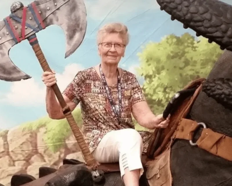 Shirley Curry, znana jako Skyrimowa Babcia, podczas wydarzenia gamingowego trzyma ogromny topór, symbolicznie nawiązując do świata Skyrim.