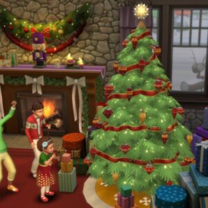 Obrazek z dodatku The Sims 4: Pory roku. W przytulnie udekorowanym świątecznym salonie troje dzieci stoi obok dużej, jasno oświetlonej choinki ozdobionej czerwonymi wstęgami i bombkami. Na podłodze leżą kolorowe prezenty. Za dziećmi znajduje się kominek z płonącym ogniem, udekorowany girlandą, białymi kokardami i figurką dziadka do orzechów. W tle widać okno z zimowym pejzażem.