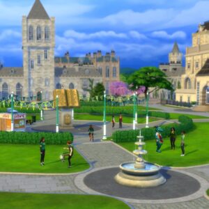 Obrazek z gry The Sims 4: Uniwersytet. Słoneczny kampus uniwersytecki z rozległym zielonym placem, na którym stoją studenci. W centrum znajduje się duży pomnik otwartej księgi ozdobiony zielono-żółtymi proporczykami. Na pierwszym planie widać kamienną fontannę, a obok dwóch studentów grających w piłkę. Po prawej stronie stoi maskotka uczelni w kostiumie smoka, otoczona kilkorgiem rozmawiających studentów. W tle widoczne są okazałe, jasne gmachy akademickie oraz drzewa w wiosennych kolorach.