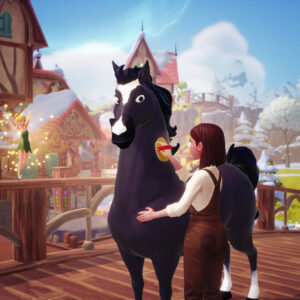 Na pierwszym planie obrazka widzimy postać gracza (kobietę o brązowych włosach, ubraną w białą koszulę i brązowe ogrodniczki), która szczotkuje sierść dużego, czarnego konia z białą odmianą na pysku, stojącego na drewnianym pomoście. Koń wydaje się być zadowolony. Po lewej stronie, w powietrzu, unosi się Dzwoneczek (Tinker Bell) w swoim charakterystycznym zielonym stroju, otoczona złotym, magicznym blaskiem. W tle rozciąga się wiejski krajobraz z elementami alpejskimi i zimowymi – widać drewniane budynki z czerwonymi dachami, wiszące flagi, a w oddali zaśnieżone góry i moreny. Scena jest jasna i ciepła, sugerująca idylliczną atmosferę Wishblossom Ranch.