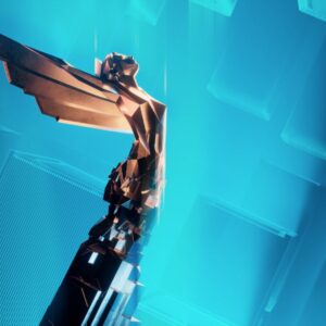 złota statuetka kobiety ze skrzydłami, niebieskie tło