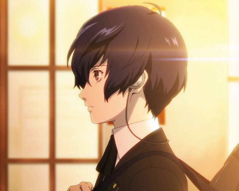 grafika z gry Persona 3 Reload, widzimy lewy profil postaci, ma czarne włosy z grzywką opadającą na twarz, czarną marynarkę, pod nią białą koszulę, przez ramię ma przewieszoną torbę, patrzy przed siebie, w uchu ma słuchawkę, w tle widać ścianę i przeszklone drzwi bądź okno