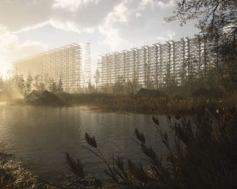 Na pierwszym planie obrazu widać spokojny zbiornik wodny lub część rzeki, zarośnięty trzcinami i wysoką trawą na brzegu, zwłaszcza w dolnej prawej części. Woda jest nieruchoma, odbijając zamglone, jasne niebo. Za wodą rozciąga się pas lasu, a między drzewami widoczne są zrujnowane budynki przypominające opuszczone chaty lub domki, częściowo zanurzone w cieniu. Dominującym elementem w tle jest monumentalna, kolosalna konstrukcja radaru typu Duga, składająca się z dwóch rzędów wysokich, ażurowych masztów kratowych. Konstrukcja ta wznosi się nad linią drzew, a jej skala jest przytłaczająca. Cała scena skąpana jest w jasnym, lekko zamglonym świetle, sugerującym poranek lub późne popołudnie, tworząc atmosferę opuszczenia, surowości i tajemniczości, charakterystyczną dla postapokaliptycznej zony.