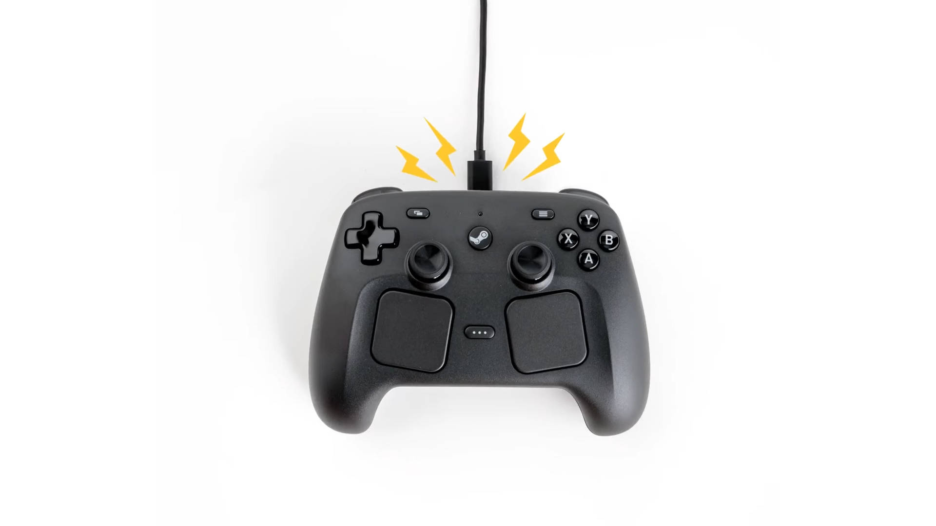 
Na czarno-białym obrazie w centralnej części znajduje się Steam Controller, czyli pad do gier firmy Valve, wykonany z czarnego plastiku. Kontroler jest skierowany przodem do widza. Posiada standardowe przyciski ABXY, d-pad po lewej stronie, oraz charakterystyczne dla tego modelu dwa dotykowe trackpady. W górnej części widoczne są mniejsze przyciski funkcyjne oraz logo Steam. Kontroler jest podłączony do zasilania lub komputera za pomocą czarnego kabla, który wychodzi z górnej krawędzi. Nad miejscem podłączenia kabla umieszczono trzy żółte, stylizowane pioruny, sugerujące ładowanie lub szybkie połączenie. Tło jest jednolicie białe, co mocno kontrastuje z kontrolerem i akcentuje jego detale.