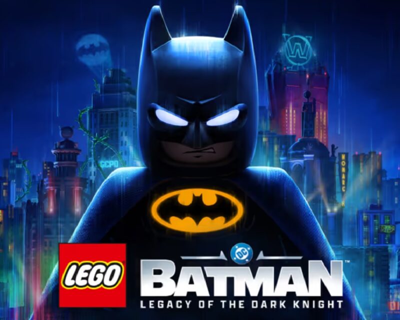 Na pierwszym planie mamy logo gry LEGO Batman: Legacy of the Dark Knight. Za nim widzimy postać Batmana w wersji Lego ze swoim charakterystycznym logo na piersi. w Tle widzimy skąpane w neonowym świetle Gotham. Są tam charakterystyczne budynki takie jak posterunek poliscji, biurowiec Wayne, klub Iceberg czy zakłady chemiczne ACE
