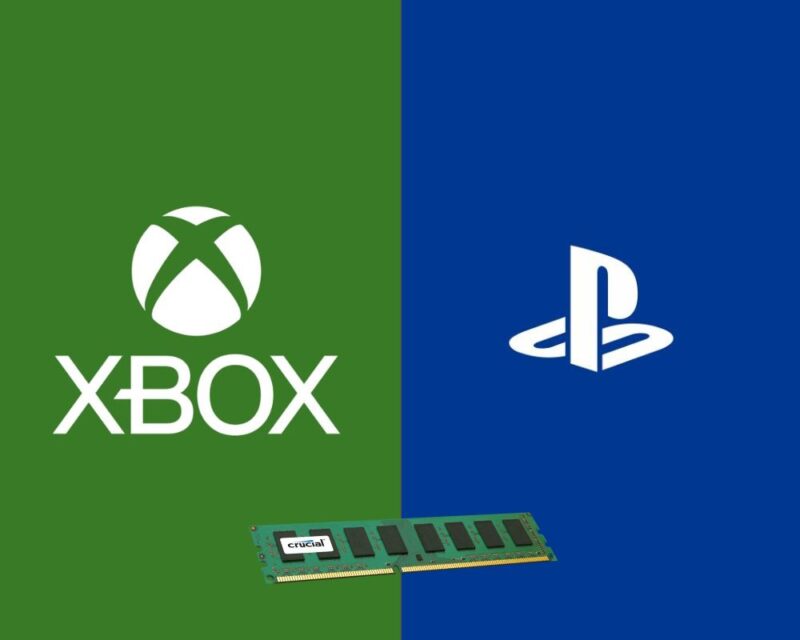 Grafika przedstawia zestawienie dwóch gigantów rynku gier wideo, Microsoftu oraz Sony, podzielone pionowo na dwie równe części: lewa strona ma zielone tło z białym logotypem i napisem „XBOX”, natomiast prawa strona jest niebieska z charakterystycznym białym symbolem „PS” oznaczającym markę PlayStation. W dolnej, centralnej części obrazu, na styku obu kolorów, umieszczono pojedynczy moduł pamięci RAM z widocznymi czarnymi kośćmi pamięci na zielonej płytce drukowanej, na którym widnieje logo marki Crucial.
