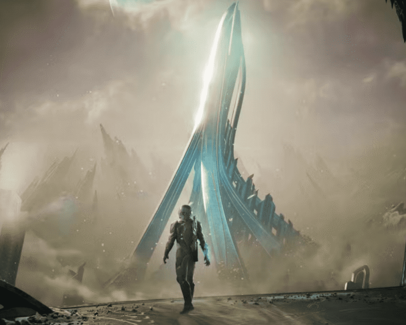 Grafika z gry "Exodus". Samotna postać w futurystycznym kombinezonie idzie przez zapylony teren w kierunku wysokiej, smukłej konstrukcji o metaliczno-krystalicznej formie. W tle widoczne są zniszczone elementy krajobrazu i unoszący się pył.