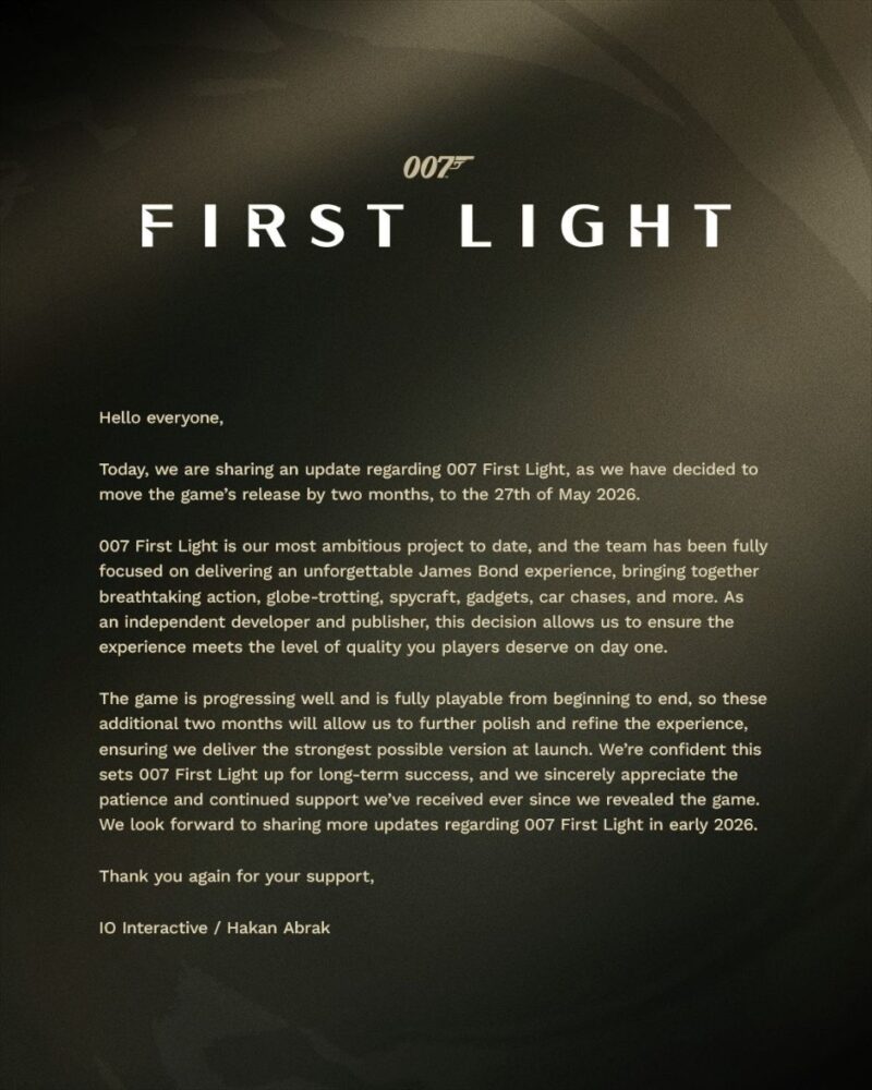 Grafika informacyjna gry 007: First Light z oficjalnym komunikatem studia IO Interactive o opóźnieniu premiery. Na ciemnym, minimalistycznym tle widoczne jest logo 007 First Light oraz tekst ogłoszenia informujący o przesunięciu daty wydania na 27 maja 2026 roku.