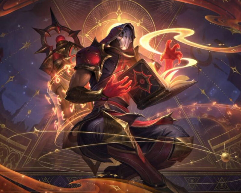 Obraz przedstawia postać mrocznego maga lub czarnoksiężnika, utrzymaną w stylistyce fantasy charakterystycznej dla gry League of Legends, która unosi się w powietrzu w medytacyjnej pozie na tle skomplikowanych, złotych wykresów astronomicznych i gwiezdnych konstelacji. Postać ma na sobie ciemnofioletowe i czerwone szaty z metalicznymi, złotymi zdobieniami, a jej twarz skrywa biała, beznamiętna maska przypominająca czaszkę, osadzona głęboko pod kapturem. Mag trzyma w dłoniach otwartą, emanującą złotym światłem księgę zaklęć, z której wydobywają się świetliste smugi energii, natomiast za jego plecami unosi się potężny, zdobiony artefakt przypominający totem lub fragment kolumny pokryty świecącymi runami. Całość kompozycji nasycona jest ciepłymi odcieniami złota, burgundu i głębokiego fioletu, co w połączeniu z wirującymi wokół bohatera liniami sfer niebieskich nadaje scenie mistycznego, kosmicznego i pełnego potęgi charakteru.