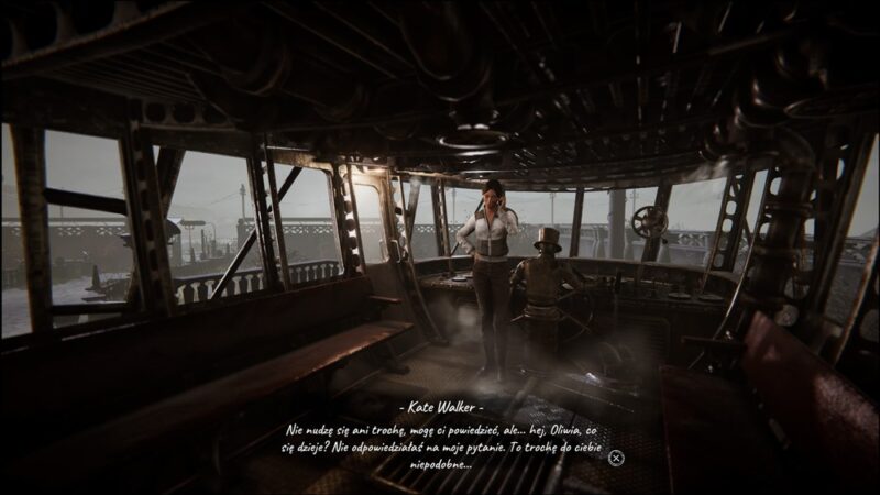 Pośrodku stoi kobieta z telefonem przy uchu. W tle widać środek mechanicznego balonu do latania, za kobietą siediz mechaniczny człowiek w cylindrze. Na dole napis ze słowami kobiety" Kate Walker: Nie nudzę się ani trochę, mogę ci powiedzieć, ale... hej. Oliwia, co się dzieje? Nie odpowiedziałaś na moje pytanie. To trochę do ciebie niepodobne..."