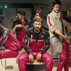 Kilku mężczyzn o podobnym wyglądzie, ubranych w czerwono-czarne kombinezony i jeden w jasny fartuch, znajduje się w pomieszczeniu przypominającym wnętrze statku kosmicznego. Postacie wykonują różne czynności – jeden siedzi z zamkniętymi oczami na środku, inny wskazuje na jego ramię, a kolejny jest szarpany za kołnierz. Grafika pochodzi z gry „The Alters”.