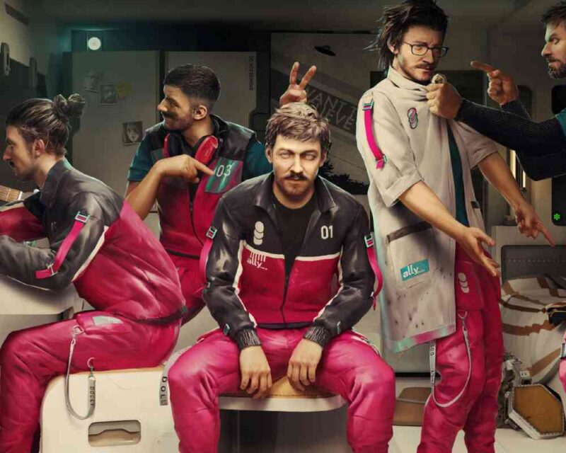 Kilku mężczyzn o podobnym wyglądzie, ubranych w czerwono-czarne kombinezony i jeden w jasny fartuch, znajduje się w pomieszczeniu przypominającym wnętrze statku kosmicznego. Postacie wykonują różne czynności – jeden siedzi z zamkniętymi oczami na środku, inny wskazuje na jego ramię, a kolejny jest szarpany za kołnierz. Grafika pochodzi z gry „The Alters”.