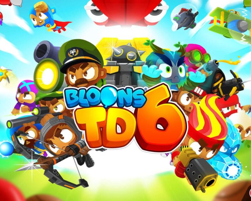 Kolorowa grafika promocyjna gry Bloons TD 6 przedstawiająca kreskówkowe małpy–bohaterów uzbrojonych w różne bronie i gadżety, walczących z balonami, z wyraźnym logo gry na środku i dynamicznym, pełnym akcji tłem.