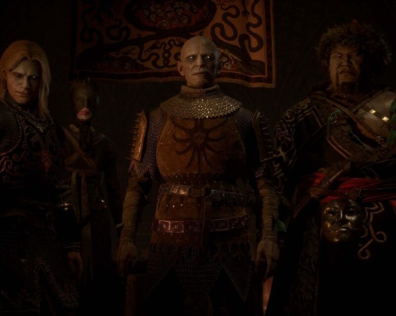Brencis, wampirzy antagonista gry The Blood of the Dawnwalker, stoi pośrodku kadru w ciężkiej, zdobionej zbroi, z bladą twarzą i surowym, pozbawionym emocji spojrzeniem. Po jego bokach znajdują się dwie postacie: po lewej smukły, jasnowłosy wojownik w ciemnym pancerzu, a po prawej masywny mężczyzna o dzikim wyglądzie, ubrany w bogato zdobiony strój z futrzanymi elementami. Całość utrzymana jest w mrocznej, gotyckiej estetyce, podkreślającej hierarchię, brutalność i niepokojący charakter świata gry.