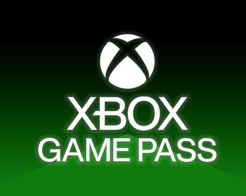 Logo usługi Xbox Game Pass. Na czarnym tle widoczny jest biały symbol Xboxa nad napisem „XBOX GAME PASS” w białej, bezszeryfowej czcionce. Dolna część grafiki ma zielony gradient.