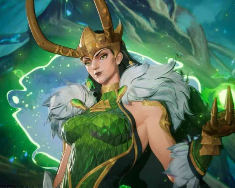 Postać w zielono-złotej zbroi z hełmem ozdobionym długimi, zakrzywionymi rogami stoi na tle energetycznej, zielonej aury. Ma na sobie strój z geometrycznym wzorem, futrzanym obszyciem na ramionach oraz złotymi elementami pancerza. Tło przedstawia abstrakcyjne, dynamiczne kształty i świetliste efekty, podkreślające nadnaturalny charakter sceny. Grafika z gry Marvel Rivals.