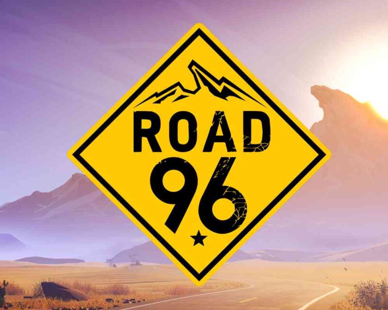 Żółty znak drogowy w kształcie rombu z czarnym napisem „Road 96” oraz symbolem gór u góry. Znak stoi na tle pustynnego krajobrazu z asfaltową drogą prowadzącą w głąb przestrzeni. W oddali widoczne są góry i jasne niebo, sugerujące podróż i otwartą przestrzeń. Grafika z gry Road 96.