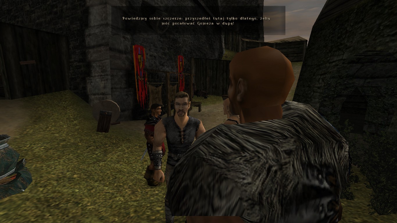 Dwaj mężczyźni, ubrany na szaro Bezimienny i ubrany na niebiesko Kharim prowadzą za sobą dialog w grze Gothic na tle szarego muru i czerwonych proporców