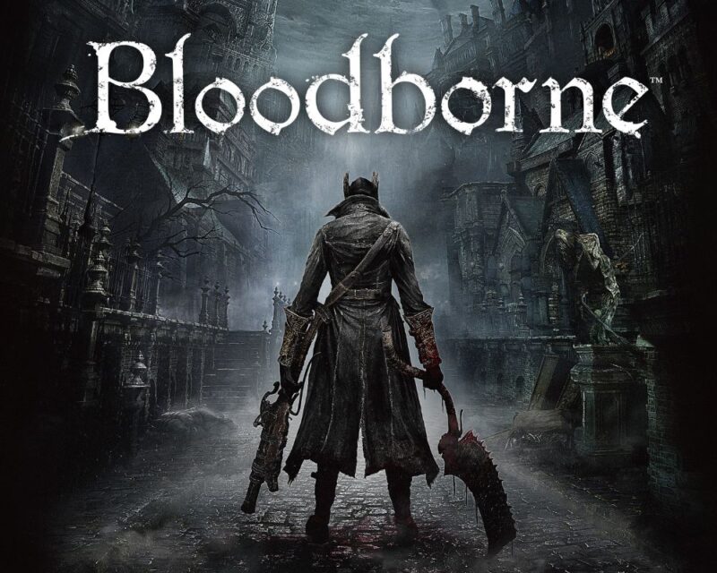 kadr z gry Bloodborne, na pierwszym planie jest samotny łowca stojący tyłem do widza, ubrany w długi, ciemny płaszcz i charakterystyczny kapelusz, postać trzyma w dłoniach brutalną broń białą oraz pistolet, tło obrazu ukazuje gotyckie, zrujnowane miasto Yharnam, pełne strzelistych kamienic, wąskich uliczek i mgły, dominują chłodne, ciemne kolory: szarości, czerń i przytłumione błękity, nad postacią widnieje logo Bloodborne w białym kolorze