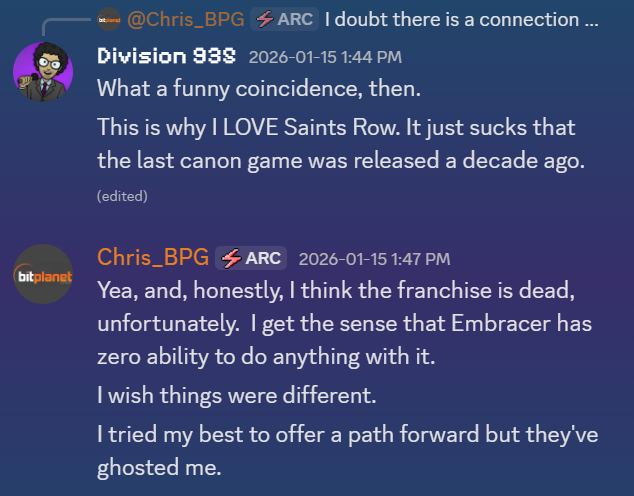 Zrzut ekranu z Discorda Chrisa Stockmana mówiący o dalszych losach serii Saints Row. Kolor nazwy użytkownika - pomarańczowy, treść posta - biały, wszystko znajdujące się na niebieskim tle.