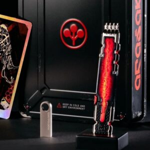 Zestaw kolekcjonerski Cyberpunk 2077 edycja kolekcjonerska Relic. Na zdjęciu widać metalowe, czarne opakowanie z logo Arasaki, podświetlaną replikę biochipa Relic na stojaku, trzy holograficzne karty tarota, pendrive z wygrawerowanym logo oraz dwie przypinki. Wszystkie elementy ułożone są na ciemnym tle, eksponując detale i futurystyczny design gadżetów.