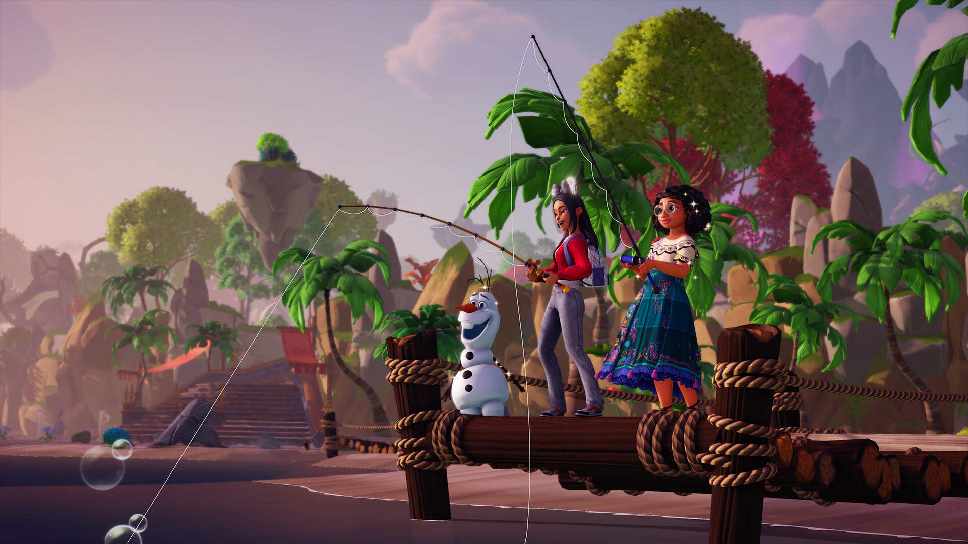 Zrzut ekranu z gry Disney Dreamlight Valley przedstawiający bohaterkę gracza oraz Mirabel Madrigal z filmu Encanto, które łowią ryby na drewnianym pomoście w tropikalnej scenerii; obok nich stoi Olaf z filmu Frozen, a w tle widać palmy i kolorową wyspę.