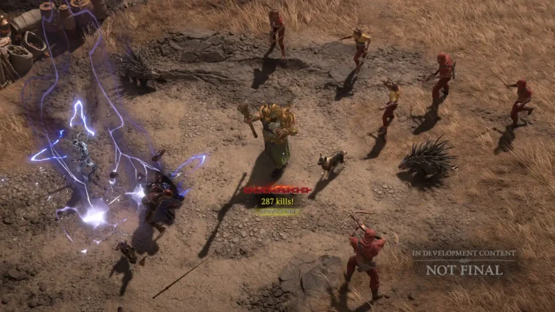 Widok z góry na dynamiczną walkę w Diablo IV: postać gracza razi przeciwników błyskawicami, wokół stoją wrogowie i zwierzęta na suchej, pustynnej drodze.