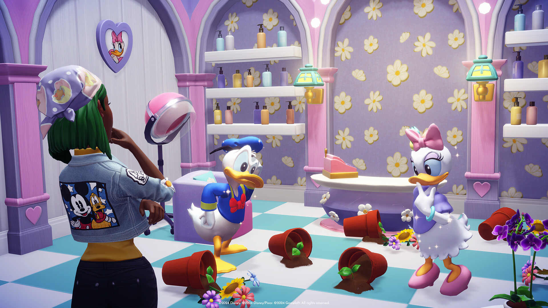 Zrzut ekranu z gry Disney Dreamlight Valley przedstawiający salon piękności w pastelowych kolorach, w którym Donald Duck i Daisy Duck stoją pośród przewróconych doniczek z kwiatami, podczas gdy bohaterka gracza obserwuje sytuację w pomieszczeniu pełnym kosmetyków i dekoracji.