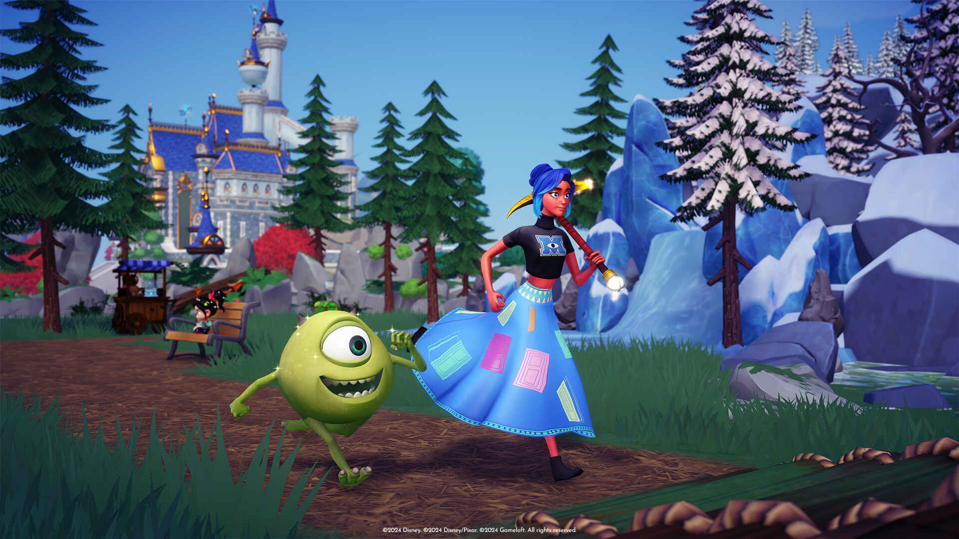Zrzut ekranu z gry Disney Dreamlight Valley przedstawiający bohaterkę spacerującą po leśnej ścieżce z latarką w dłoni w towarzystwie Mike Wazowski z filmu Monsters, Inc.; w tle widać zamek, ośnieżone drzewa i lodowe formacje skalne.