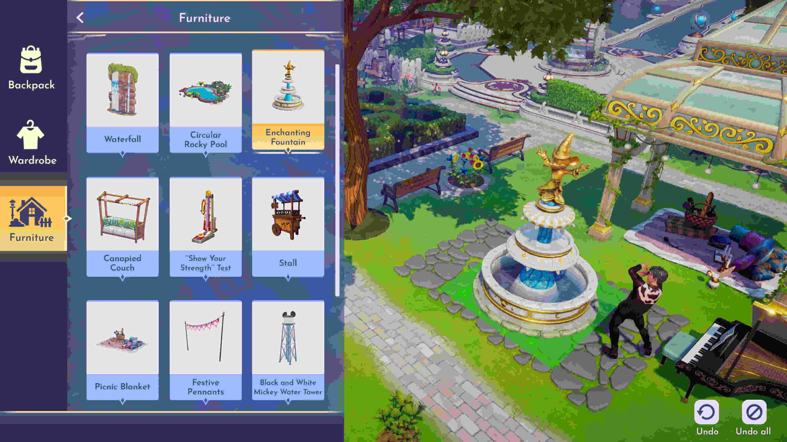 Zrzut ekranu z gry Disney Dreamlight Valley pokazujący tryb edycji mebli – po lewej stronie widoczna jest lista elementów wyposażenia, takich jak fontanny, stoiska i dekoracje ogrodowe, a po prawej ogród z ustawioną fontanną, altaną i ławkami, gdzie postać gra na pianinie.